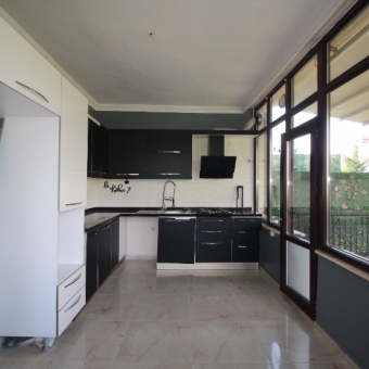 Çekmeköy Reşadiye Çift Ebeveyn Banyolu Asansörlü SATILIK Villa