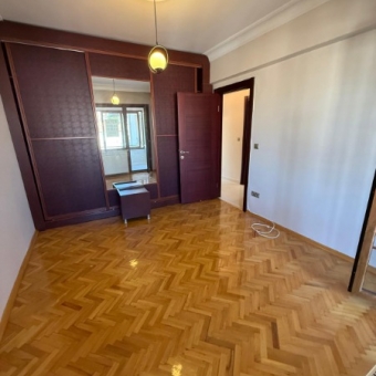 ACIBADEM'DE 3+1 145M2 BAKIMLI OTOPARKLI 3.KAT DAİRE...