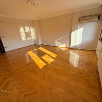 ACIBADEM'DE 3+1 145M2 BAKIMLI OTOPARKLI 3.KAT DAİRE...