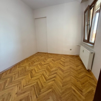 ACIBADEM'DE 3+1 145M2 BAKIMLI OTOPARKLI 3.KAT DAİRE...