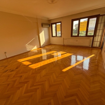 ACIBADEM'DE 3+1 145M2 BAKIMLI OTOPARKLI 3.KAT DAİRE...