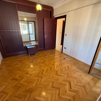 ACIBADEM'DE 3+1 145M2 BAKIMLI OTOPARKLI 3.KAT DAİRE...