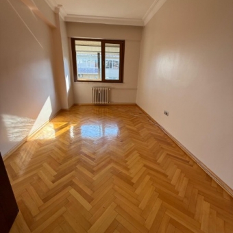 ACIBADEM'DE 3+1 145M2 BAKIMLI OTOPARKLI 3.KAT DAİRE...