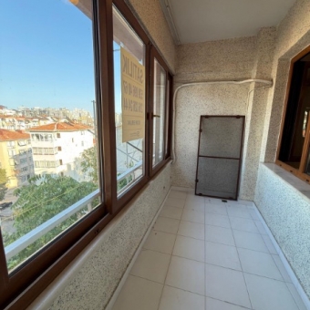 ACIBADEM'DE 3+1 145M2 BAKIMLI OTOPARKLI 3.KAT DAİRE...