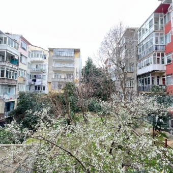 MODA CADDESİNE ÇOK YAKIN 1+1 60M2 KOMBİLİ ÇİFT CEPHELİ 1.KAT DAİRE