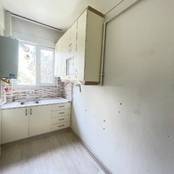 MODA CADDESİNE ÇOK YAKIN 1+1 60M2 KOMBİLİ ÇİFT CEPHELİ 1.KAT DAİRE