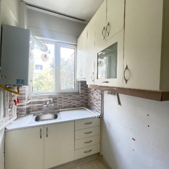 MODA CADDESİNE ÇOK YAKIN 1+1 60M2 KOMBİLİ ÇİFT CEPHELİ 1.KAT DAİRE