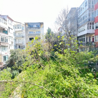 MODA CADDESİNE ÇOK YAKIN 1+1 60M2 KOMBİLİ ÇİFT CEPHELİ 1.KAT DAİRE