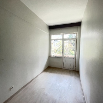 MODA CADDESİNE ÇOK YAKIN 1+1 60M2 KOMBİLİ ÇİFT CEPHELİ 1.KAT DAİRE