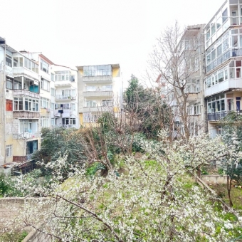 MODA CADDESİNE ÇOK YAKIN 1+1 60M2 KOMBİLİ ÇİFT CEPHELİ 1.KAT DAİRE
