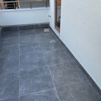 2+1 مع بالكون كبير قرب رشيد باشا للايجار